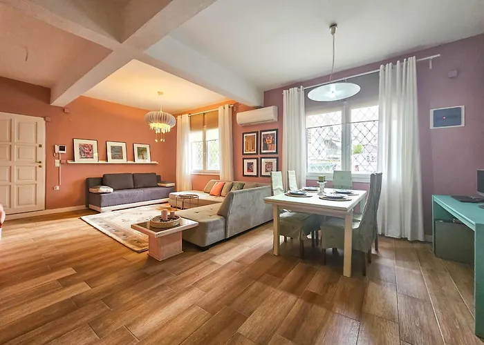 Katrin's House With Private Parking 테살로니키