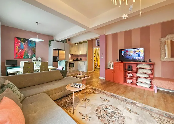 Katrin's House With Private Parking 테살로니키