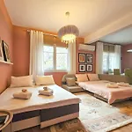Katrin's House With Private Parking 公寓 *