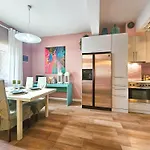Katrin's House With Private Parking 公寓 *